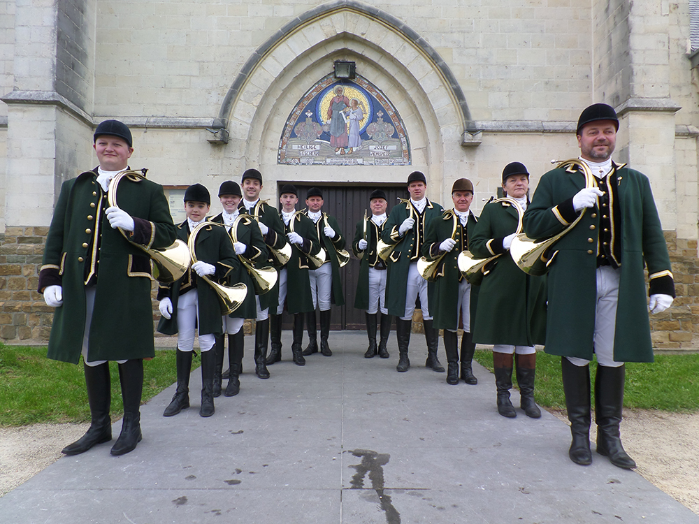 Groepsfoto van De Gezellen van Sint-Hubertus in tenue